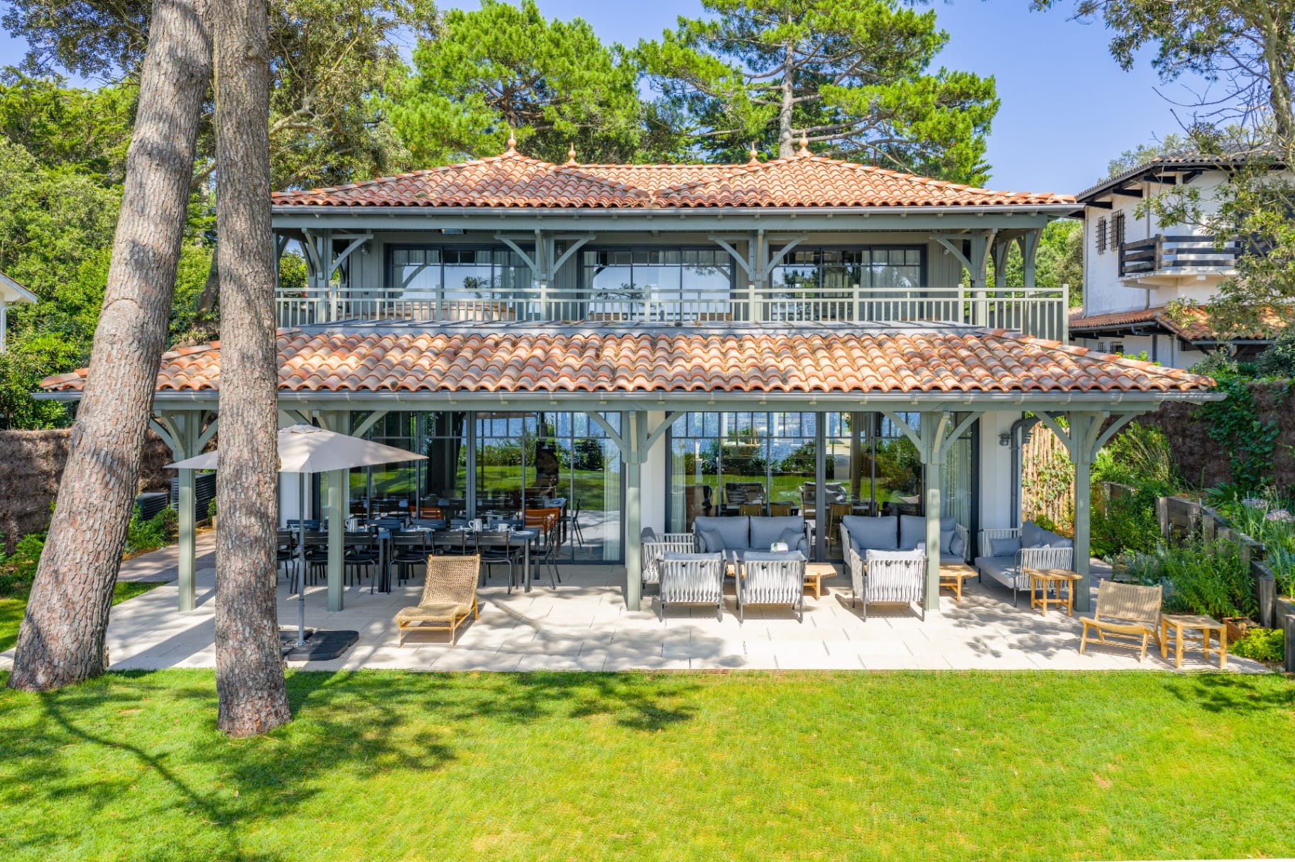 Façade et pelouse de la Villa La Perla, maison de luxe à Pyla-sur-Mer